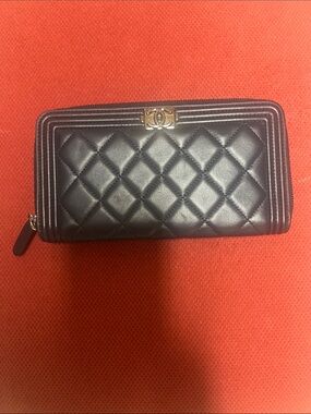 CHANEL navyQuilted Zip Wallet with silver cc lock